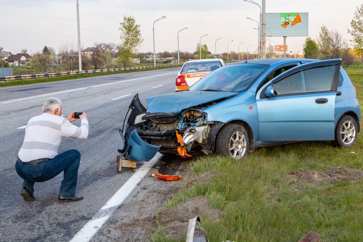 Яма на Полтавском шоссе стала причиной аварии Яма на Полтавском шоссе стала причиной аварии