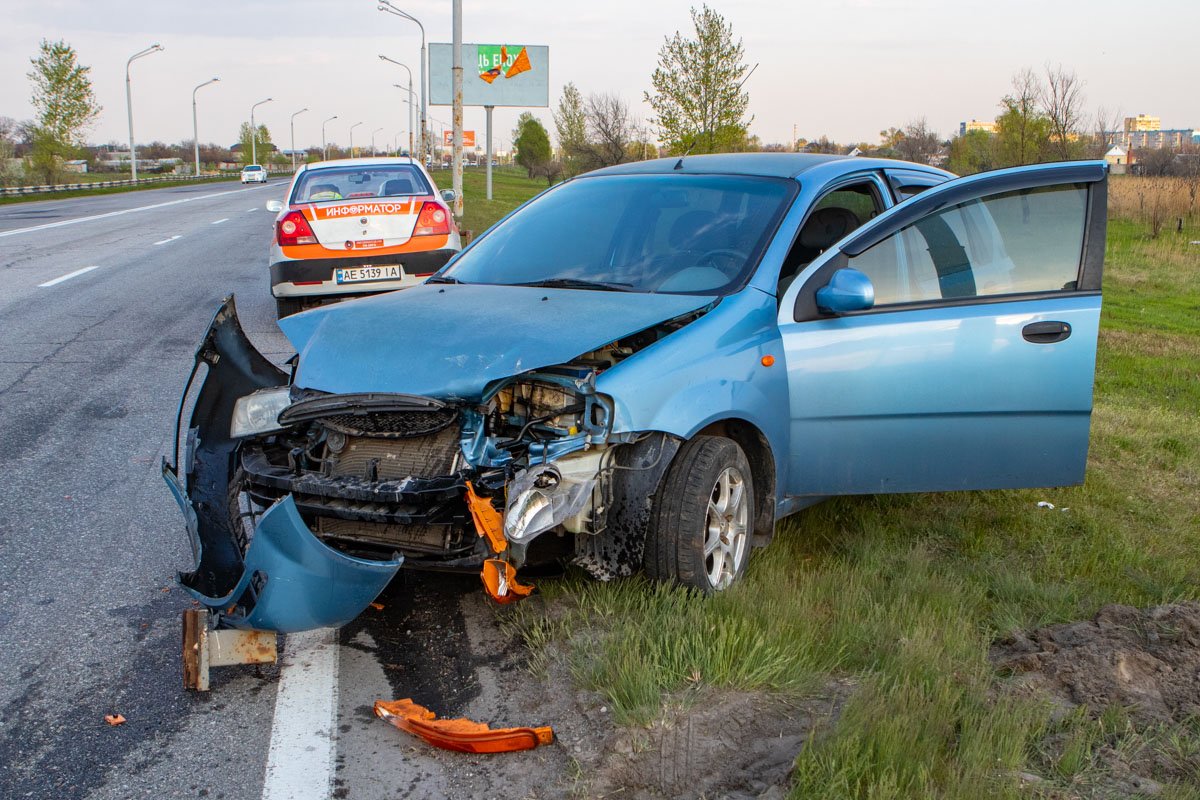 Водитель потерял управление, и автомобиль врезался в отбойник Водитель потерял управление, и автомобиль врезался в отбойник