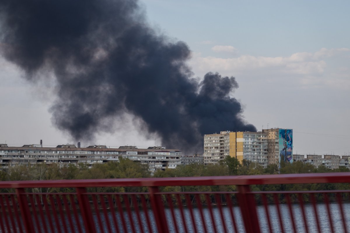 22 апреля жителей Днепра взбудоражил черный дым, который быстро поднялся над Левым берегом 22 апреля жителей Днепра взбудоражил черный дым, который быстро поднялся над Левым берегом