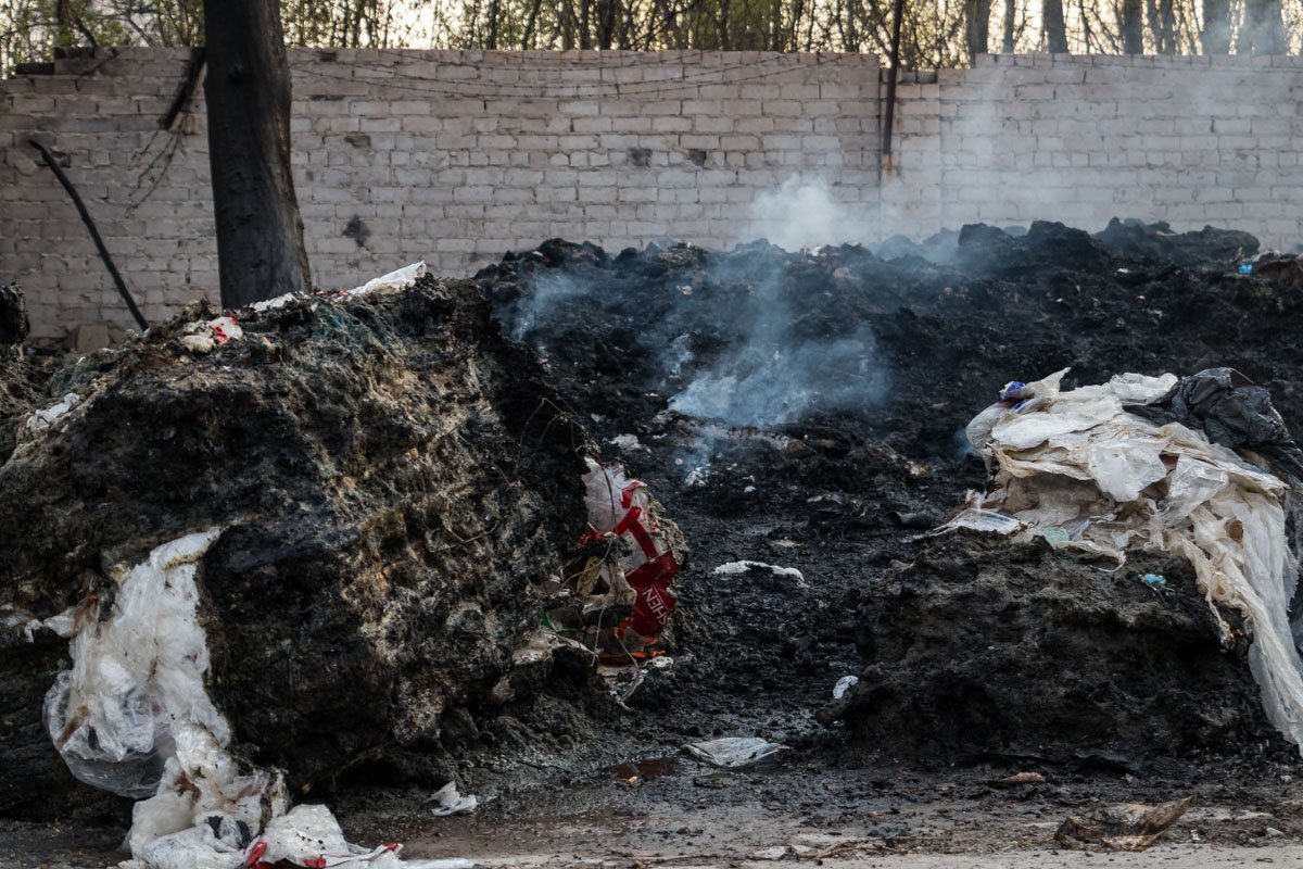 Загорелось сырье на предприятии по переработке пластиковых отходов Загорелось сырье на предприятии по переработке пластиковых отходов