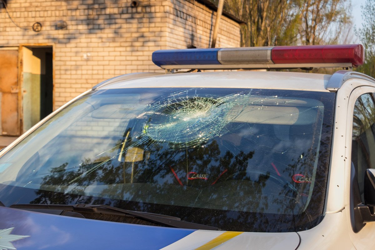 Мужчина разбил лобовое стекло Мужчина разбил лобовое стекло