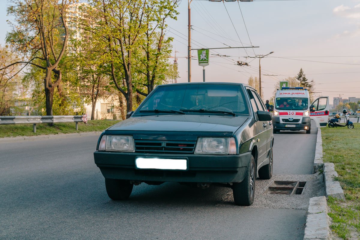 И мопед, и авто двигались в одном направлении И мопед, и авто двигались в одном направлении