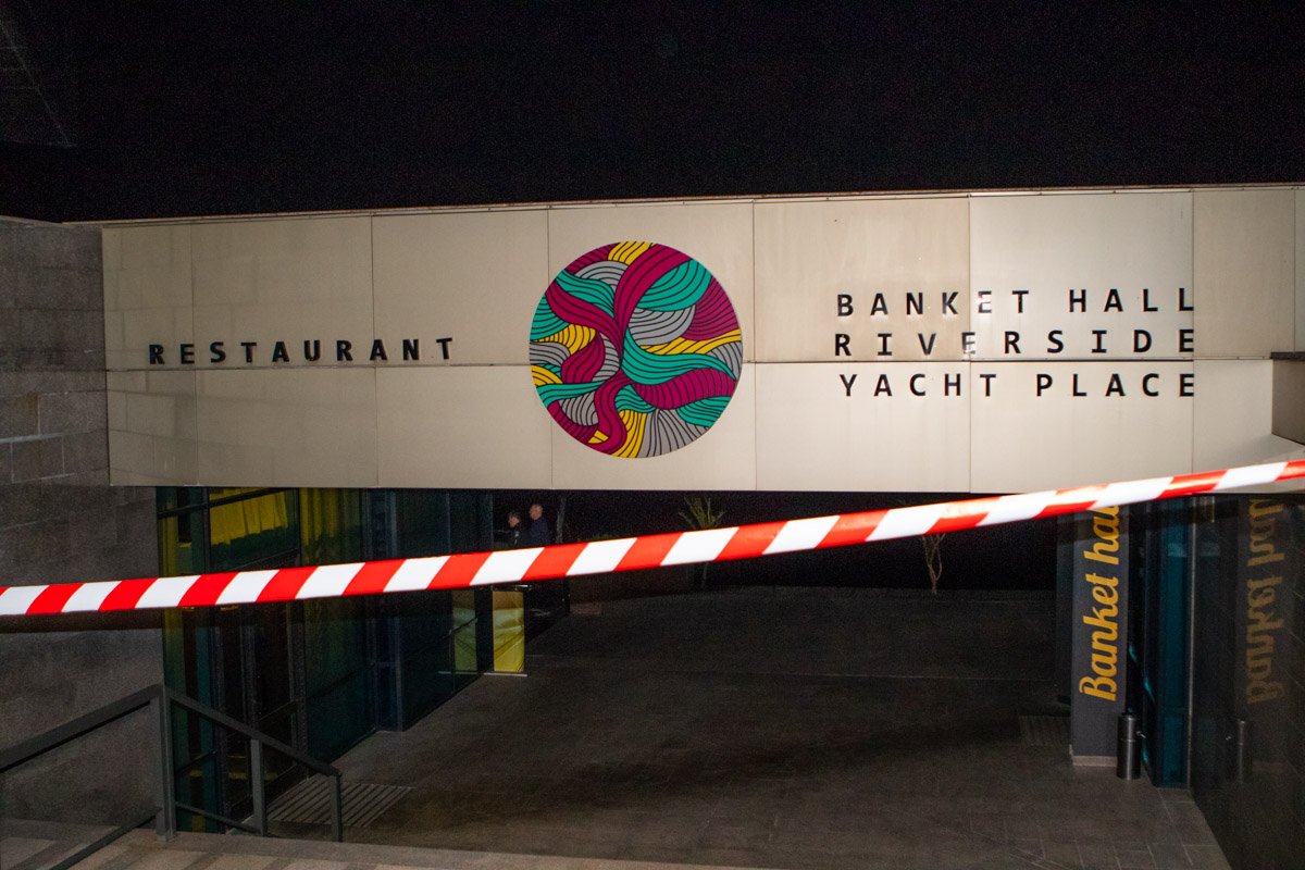 Вход в помещение оградили сигнальной лентой