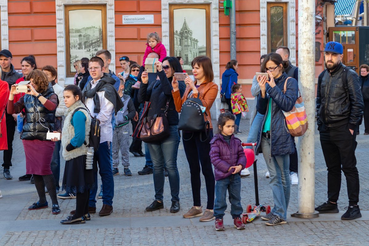 Многие решили отложить дела и послушать музыкантов