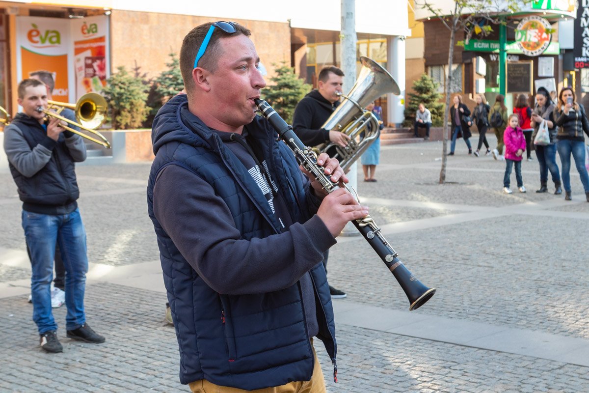 Музыканты хотели сделать день ярким и у них это получилось