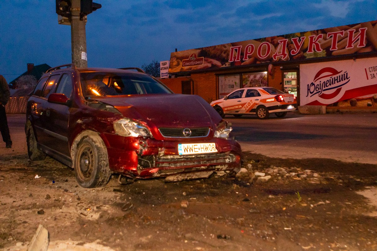 По словам водителя Opel, ВАЗ ехал на улице на очень большой скорости По словам водителя Opel, ВАЗ ехал на улице на очень большой скорости