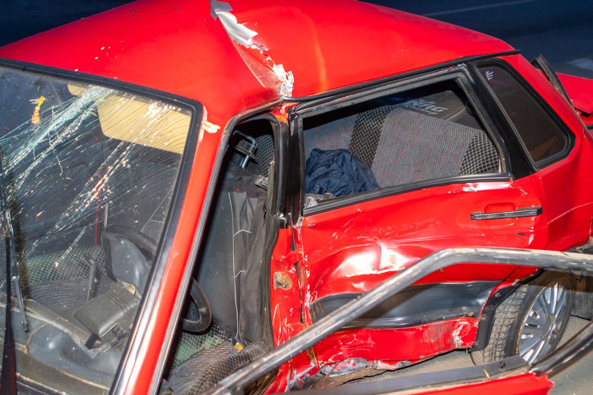 При столкновении пострадали оба водителя, однако водитель Opel отказался от госпитализации При столкновении пострадали оба водителя, однако водитель Opel отказался от госпитализации