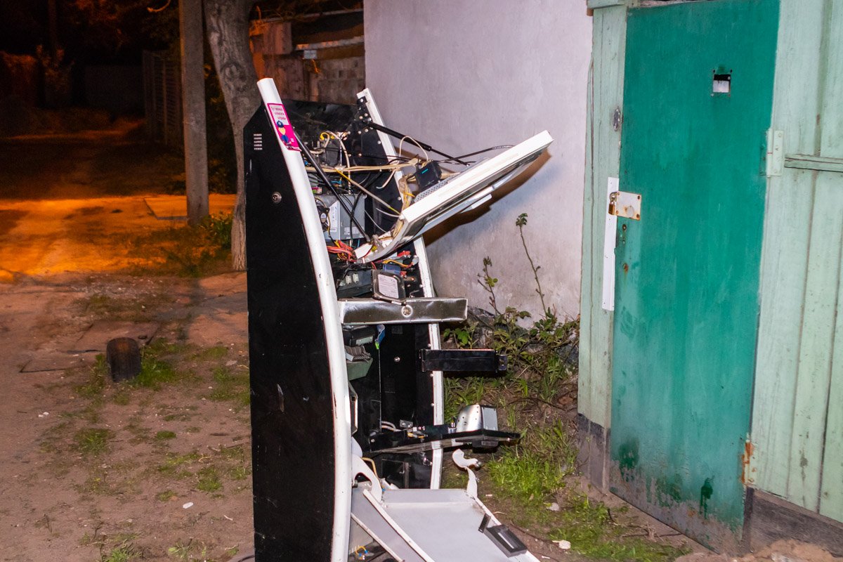 Терминал лежал у входа в туалет Терминал лежал у входа в туалет