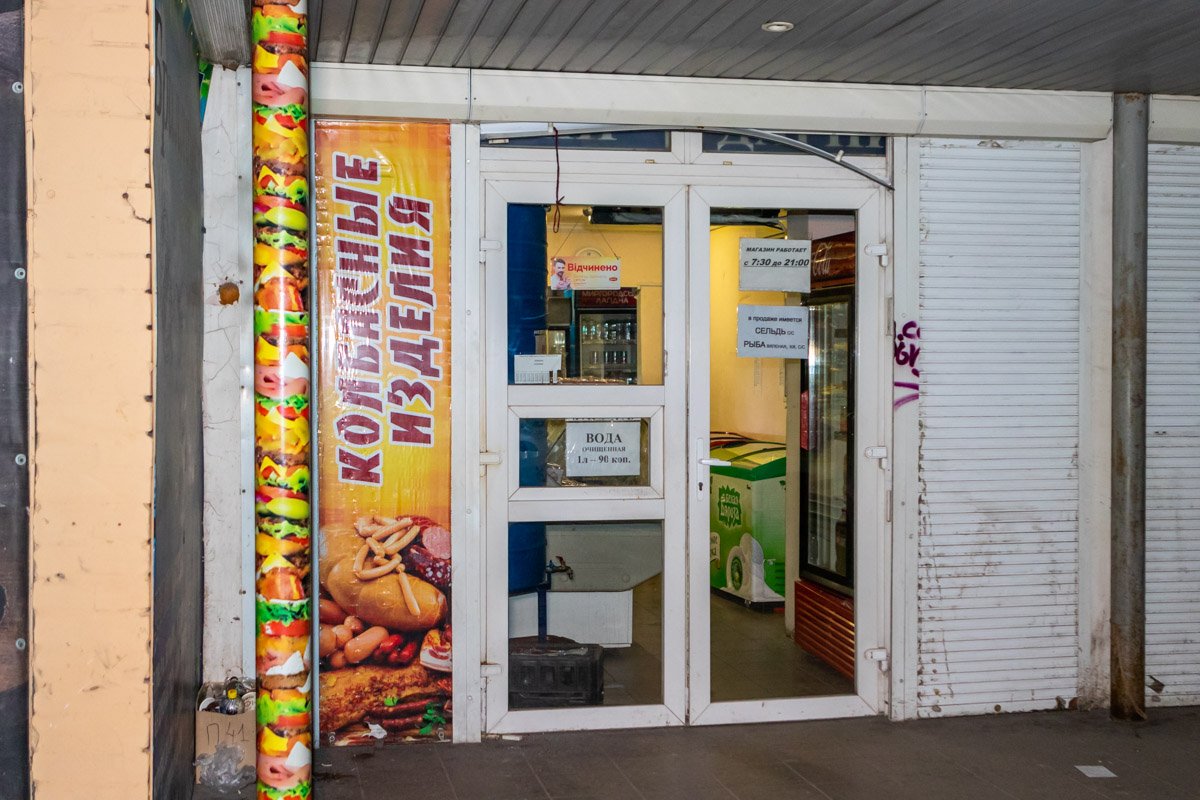 Преступники также взломали роллет и двери Преступники также взломали роллет и двери