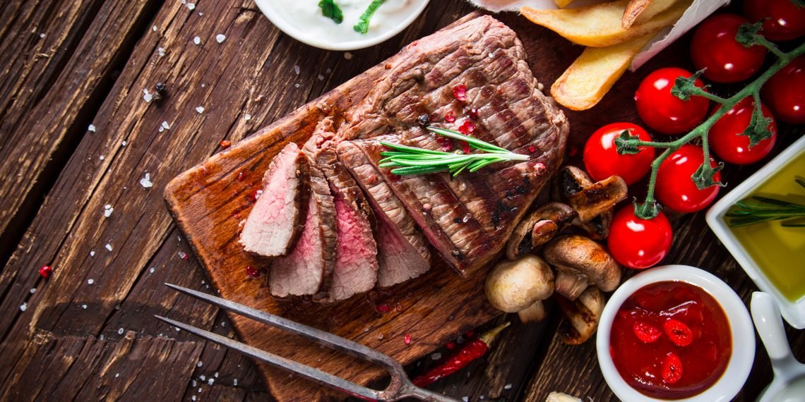 Полезные и вкусные рецепты: как приготовить стейк из говядины с фасолью и томатной сальсой 1