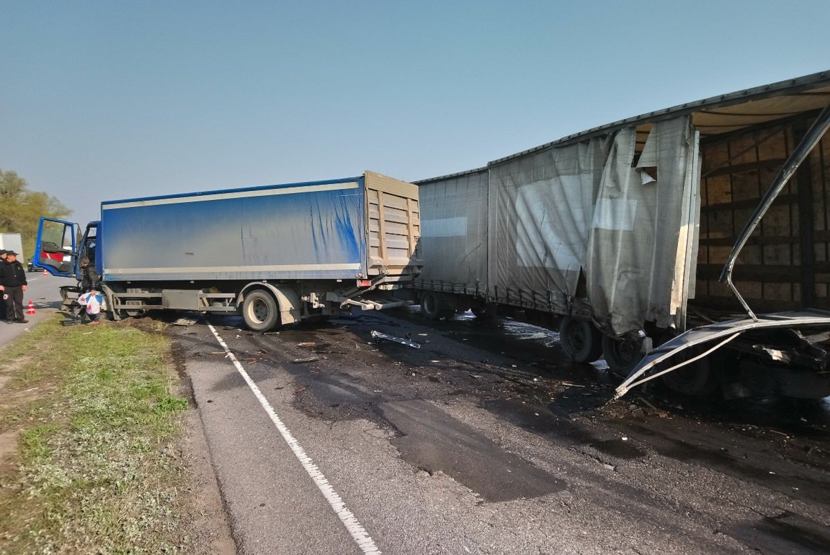 Под Днепром столкнулись две фуры и Mercedes Sprinter