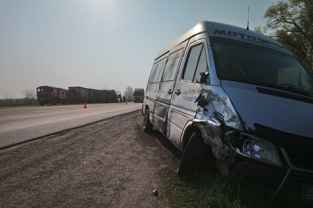 После удара Mercedes Sprinter отлетел в кювет