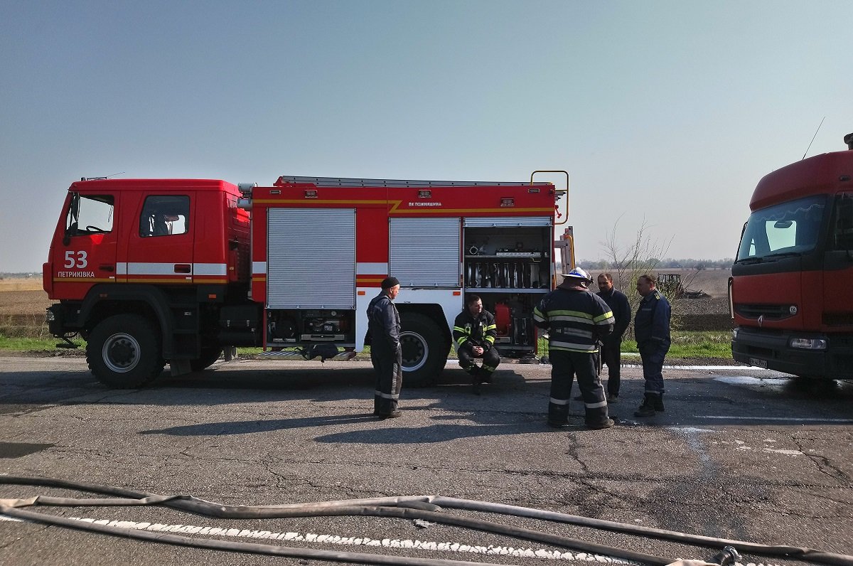 На место происшествия приехали спасатели, они смоют с дороги топливо, которое разлилось при ударе