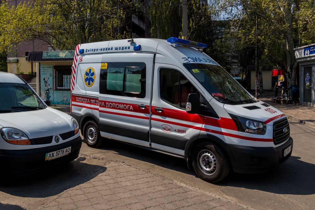 На место происшествия приехали сотрудники полиции и врачи "скорой" помощи На место происшествия приехали сотрудники полиции и врачи "скорой" помощи