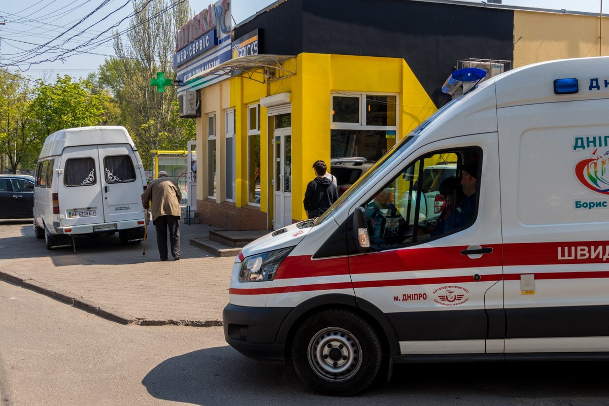 По словам сотрудников патрульной полиции, Газель стояла на тротуаре возле магазина По словам сотрудников патрульной полиции, Газель стояла на тротуаре возле магазина