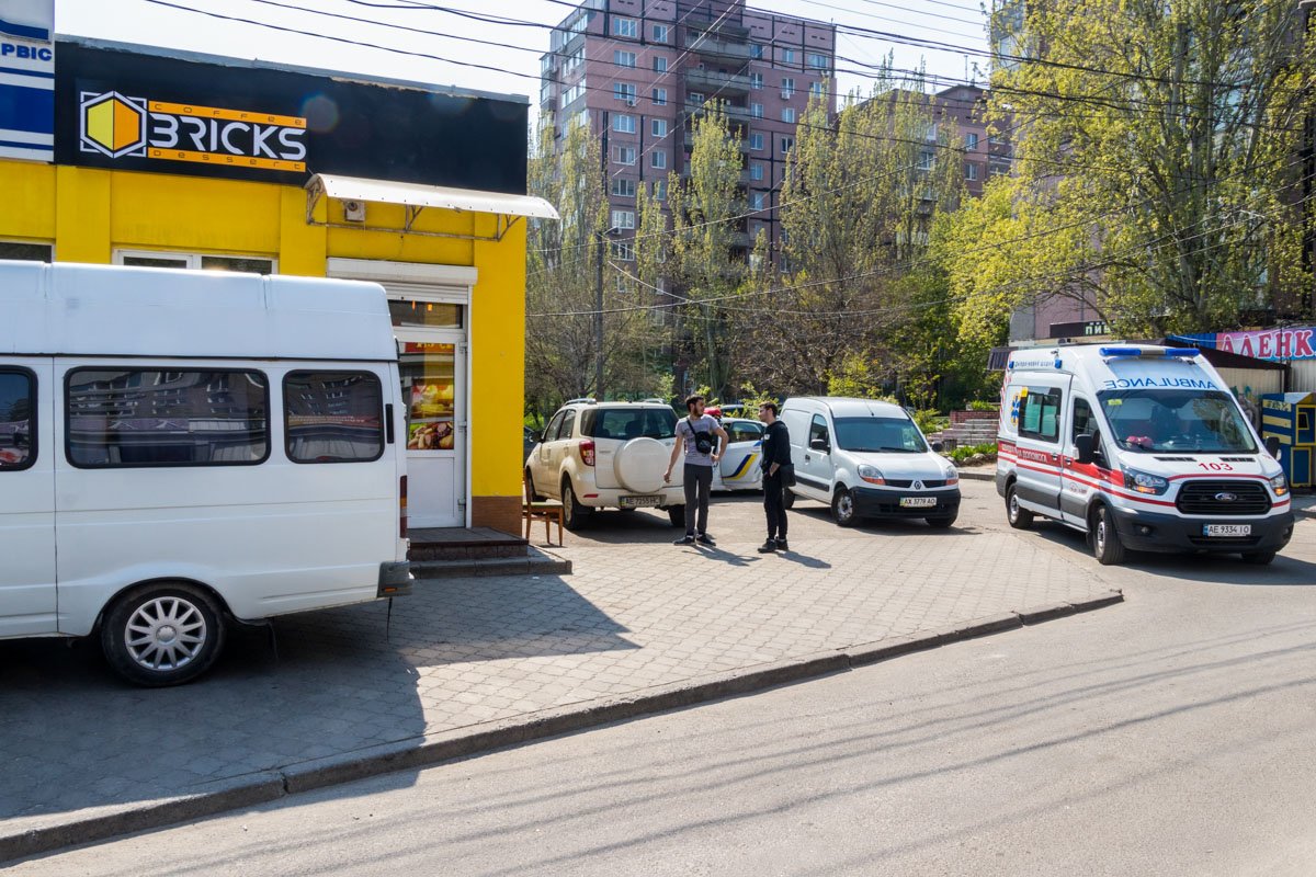 Водитель сдавал назад, в это время из магазина вышла женщина Водитель сдавал назад, в это время из магазина вышла женщина