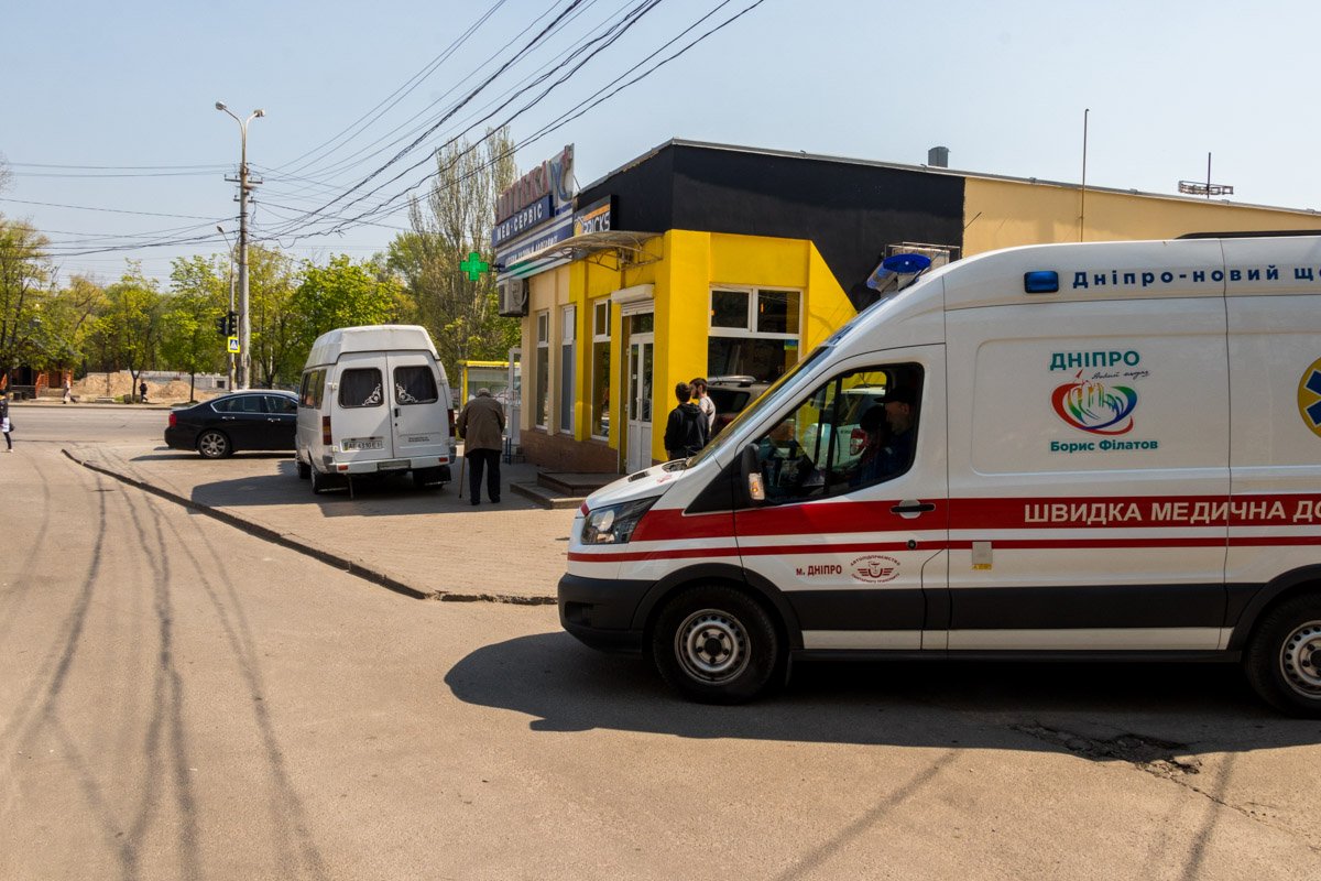 Мужчина, который управлял транспортным средством, не заметил женщину и толкнул ее Мужчина, который управлял транспортным средством, не заметил женщину и толкнул ее