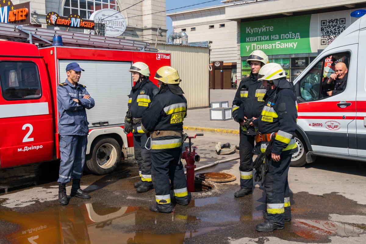Работают спасатели 
