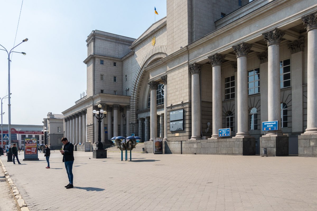 Здание оградили сигнальными лентами