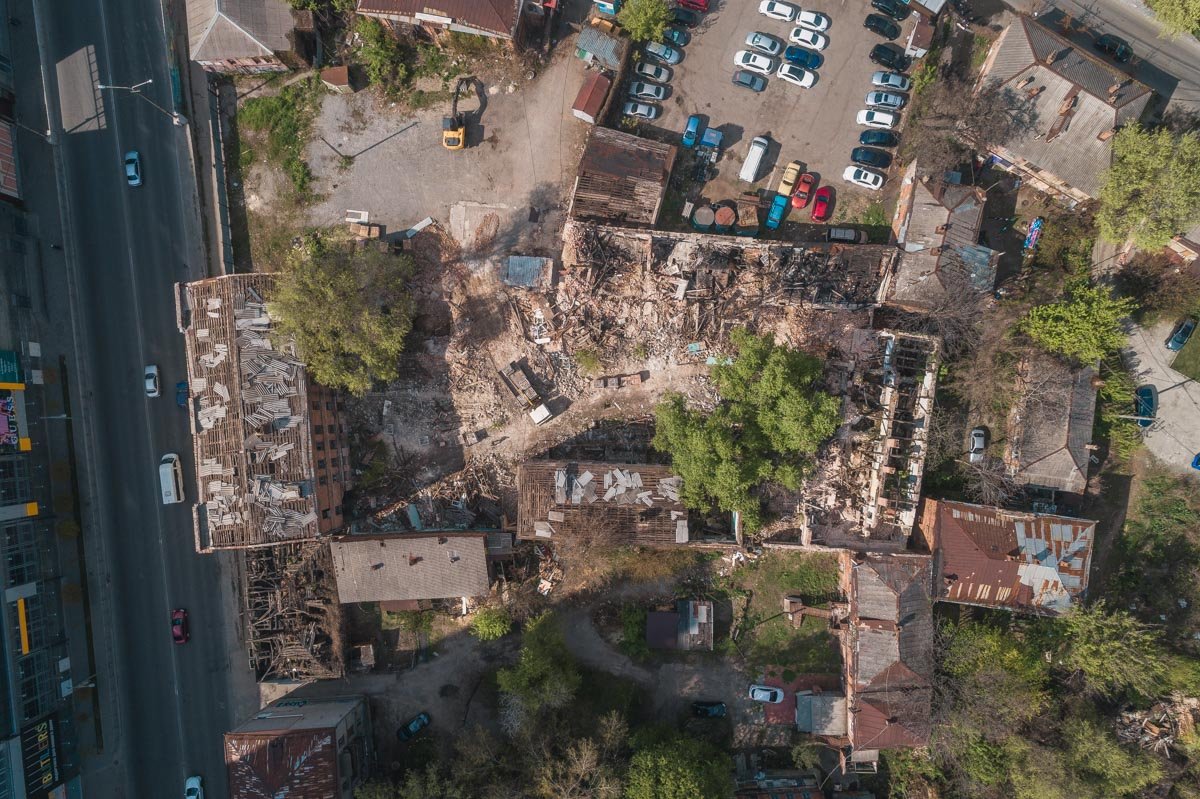 Заброшки находятся на съезде с моста Заброшки находятся на съезде с моста