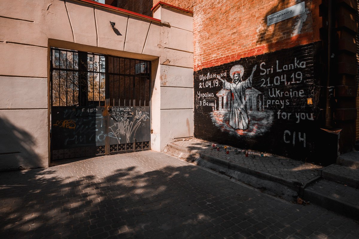 На одном из городских фасадов активисты изобразили распятого Иисуса Христа