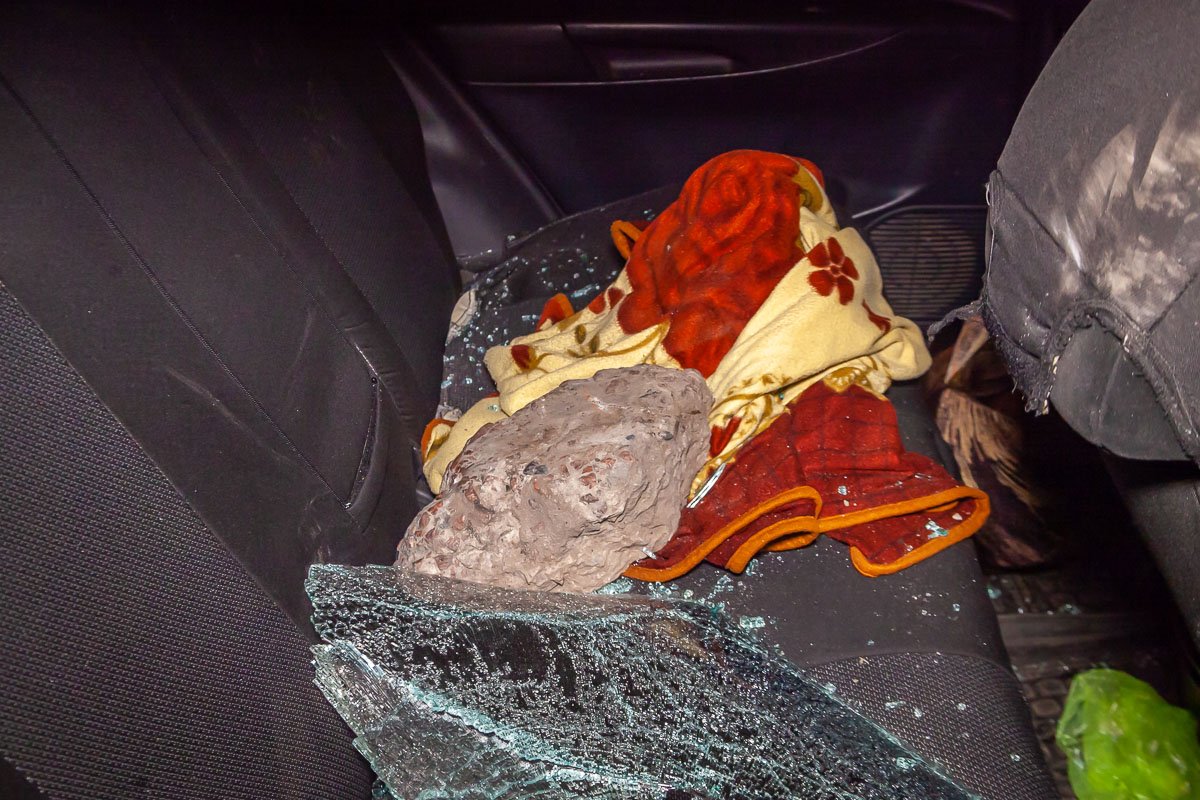 В салоне большой камень В салоне большой камень