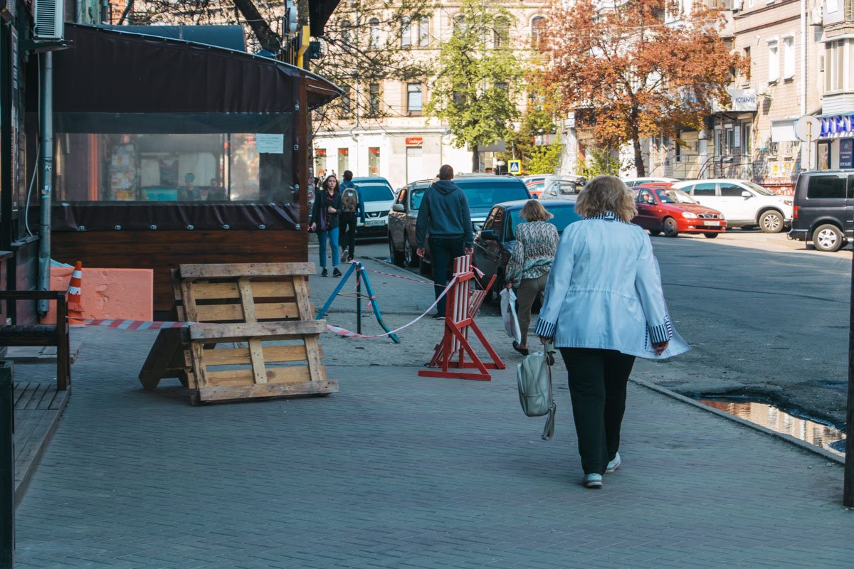 Тротуарную часть оградили Тротуарную часть оградили
