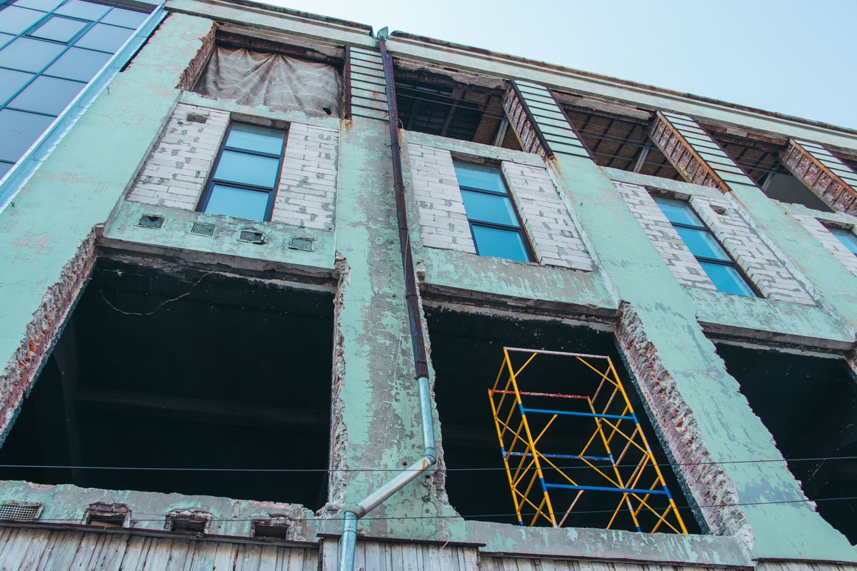 Здание долго пустовало Здание долго пустовало