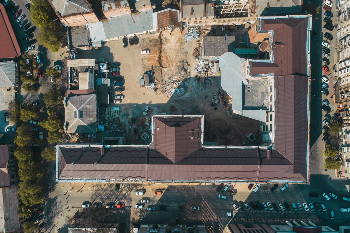 Работы ведутся и внутри Работы ведутся и внутри