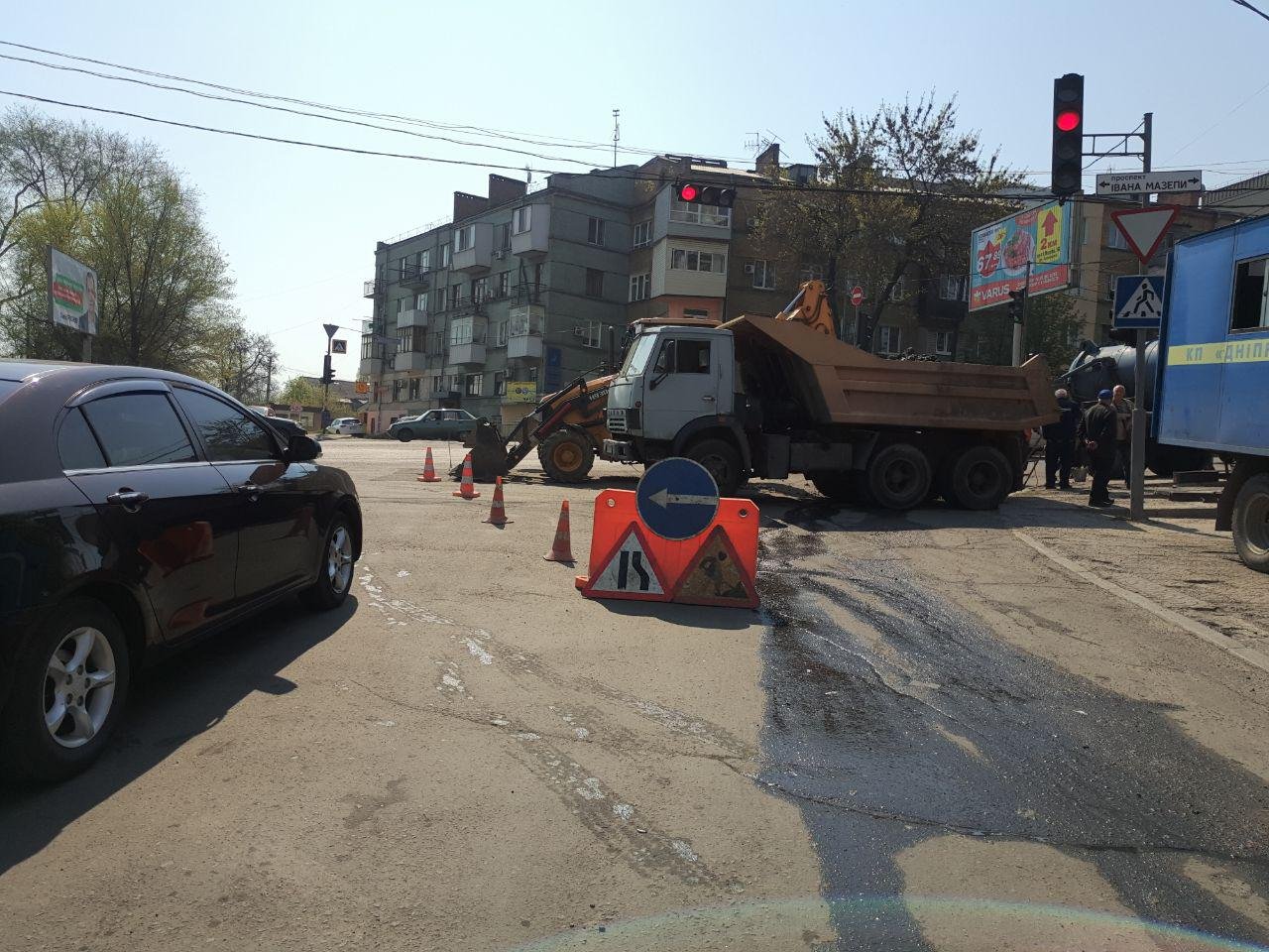 На улице Щербаня прямо на проезжей части у магазина "АТБ" прорвало водопроводную трубу На улице Щербаня прямо на проезжей части у магазина "АТБ" прорвало водопроводную трубу