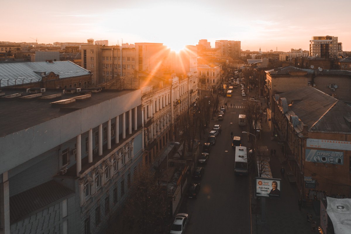 И с кем встретишь в пути долгожданный румяный рассвет.