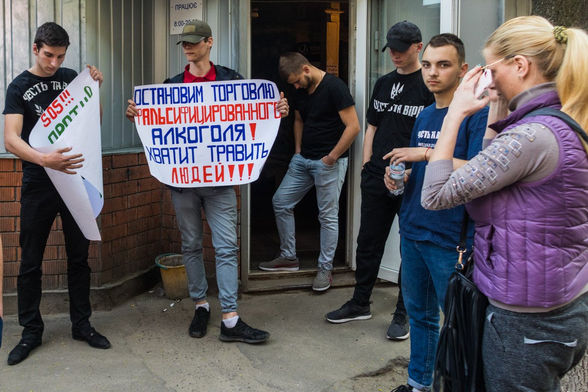 В этот раз под внимание активистов попали две «наливайки» на улице Косиора В этот раз под внимание активистов попали две «наливайки» на улице Косиора