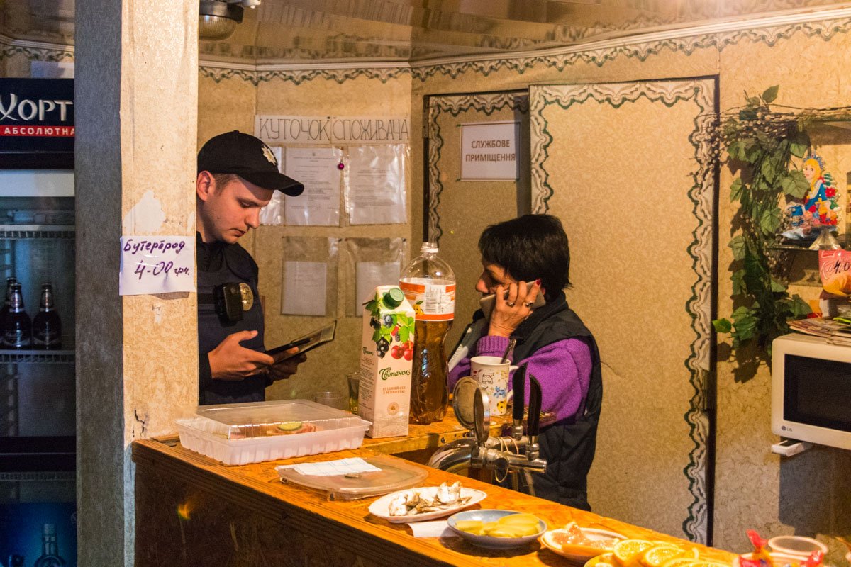 Рядом с ними находятся жилые дома, спортивные комплексы, два детских садика и тупик маршруток Рядом с ними находятся жилые дома, спортивные комплексы, два детских садика и тупик маршруток