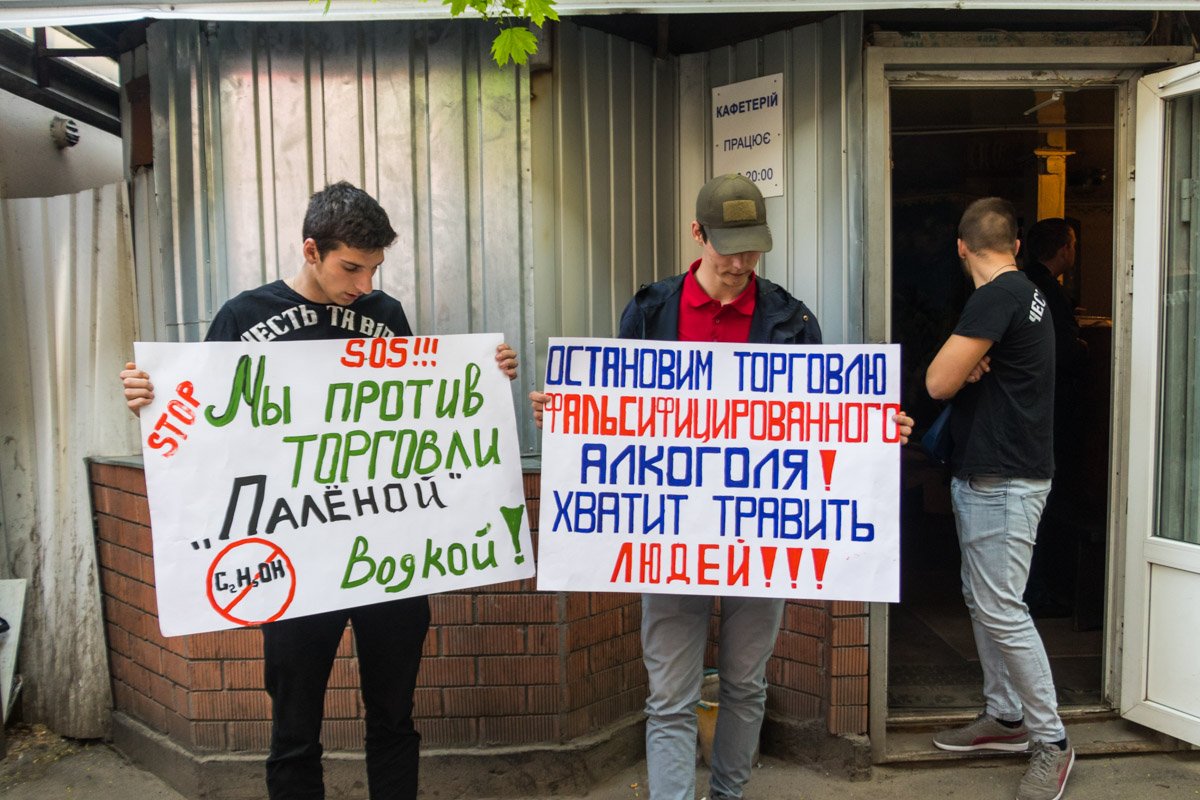 Активисты попросили продавца показать лицензию на алкоголь, но этого сделать никто не смог Активисты попросили продавца показать лицензию на алкоголь, но этого сделать никто не смог