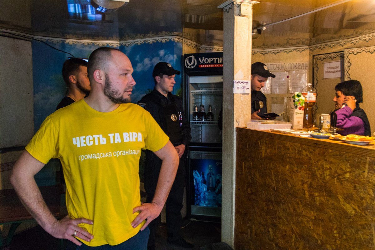 Активисты вызвали на место происшествия сотрудников патрульной полиции и следственно-оперативную группу Активисты вызвали на место происшествия сотрудников патрульной полиции и следственно-оперативную группу