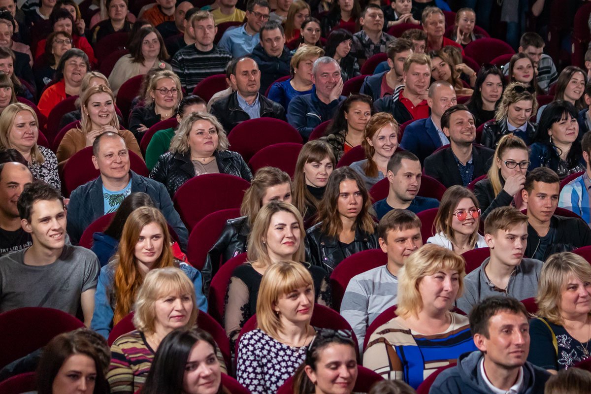 В Днепровском академическом театре драмы и комедии собрались сотни любителей юмора В Днепровском академическом театре драмы и комедии собрались сотни любителей юмора