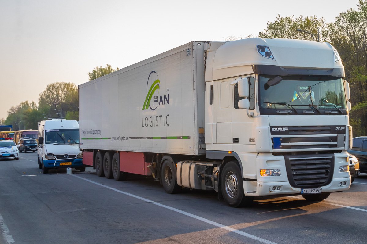 На проспекте Слобожанском столкнулись маршрутка и фура На проспекте Слобожанском столкнулись маршрутка и фура