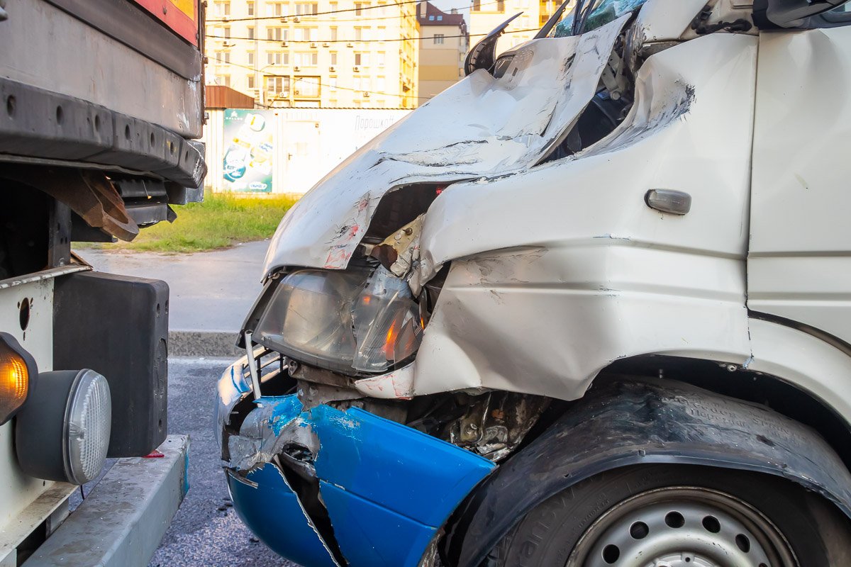 По одной из версий водитель уходил от столкновения с другим авто и врезался в фуру По одной из версий водитель уходил от столкновения с другим авто и врезался в фуру