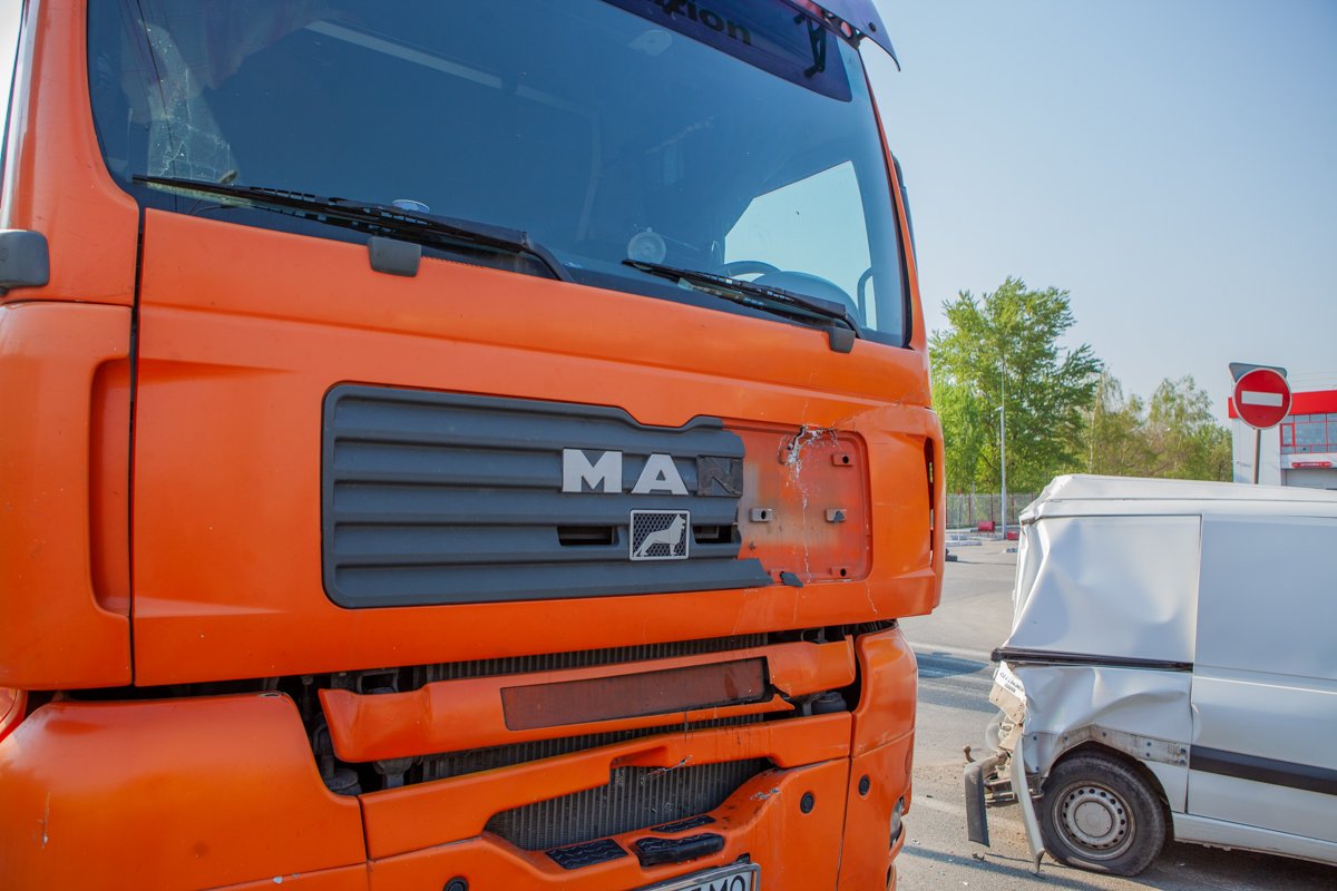 Предварительно, Citroen остановился, чтобы пропустить пешеходов Предварительно, Citroen остановился, чтобы пропустить пешеходов