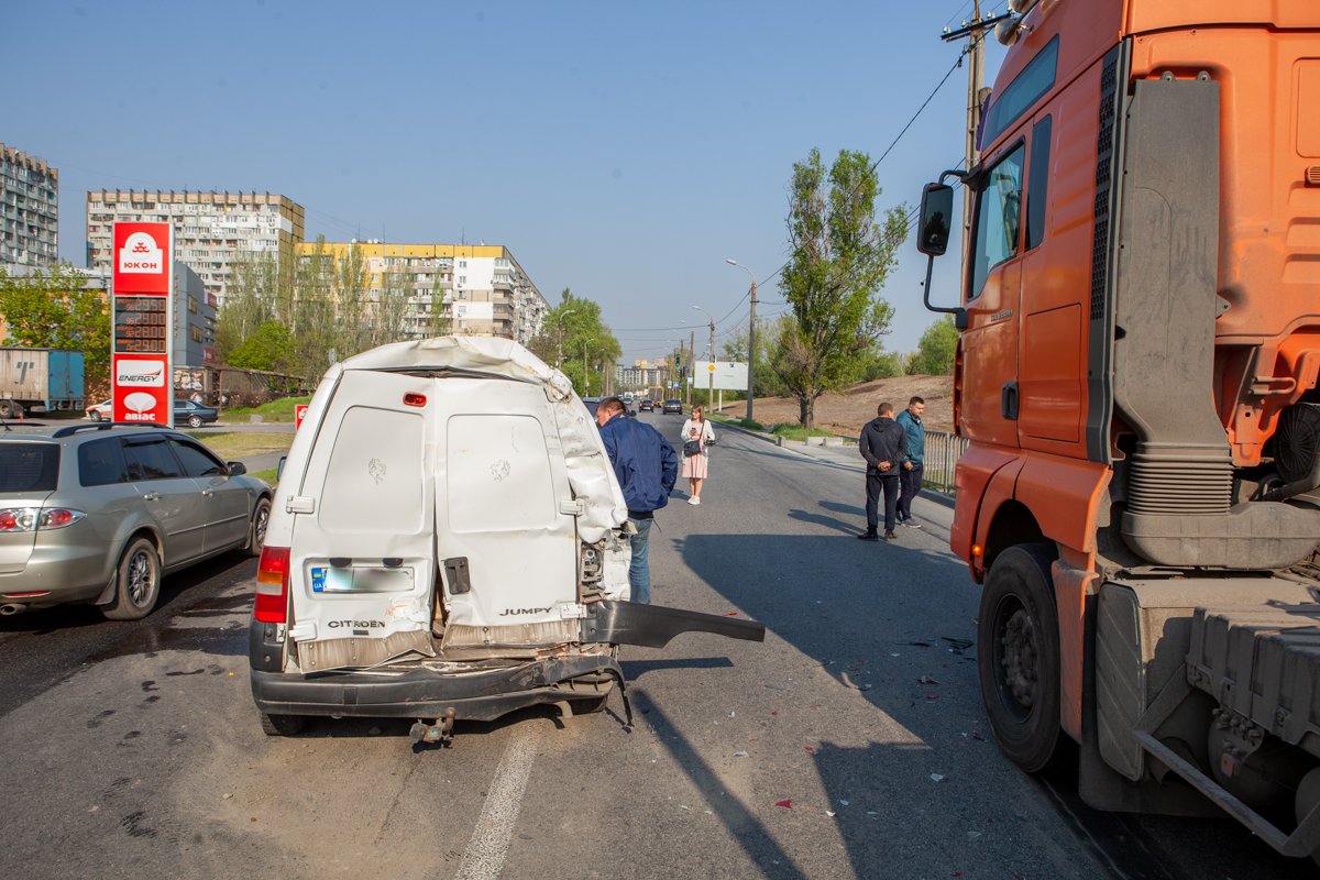 От удара автомобиль вынесло на встречную полосу движения От удара автомобиль вынесло на встречную полосу движения