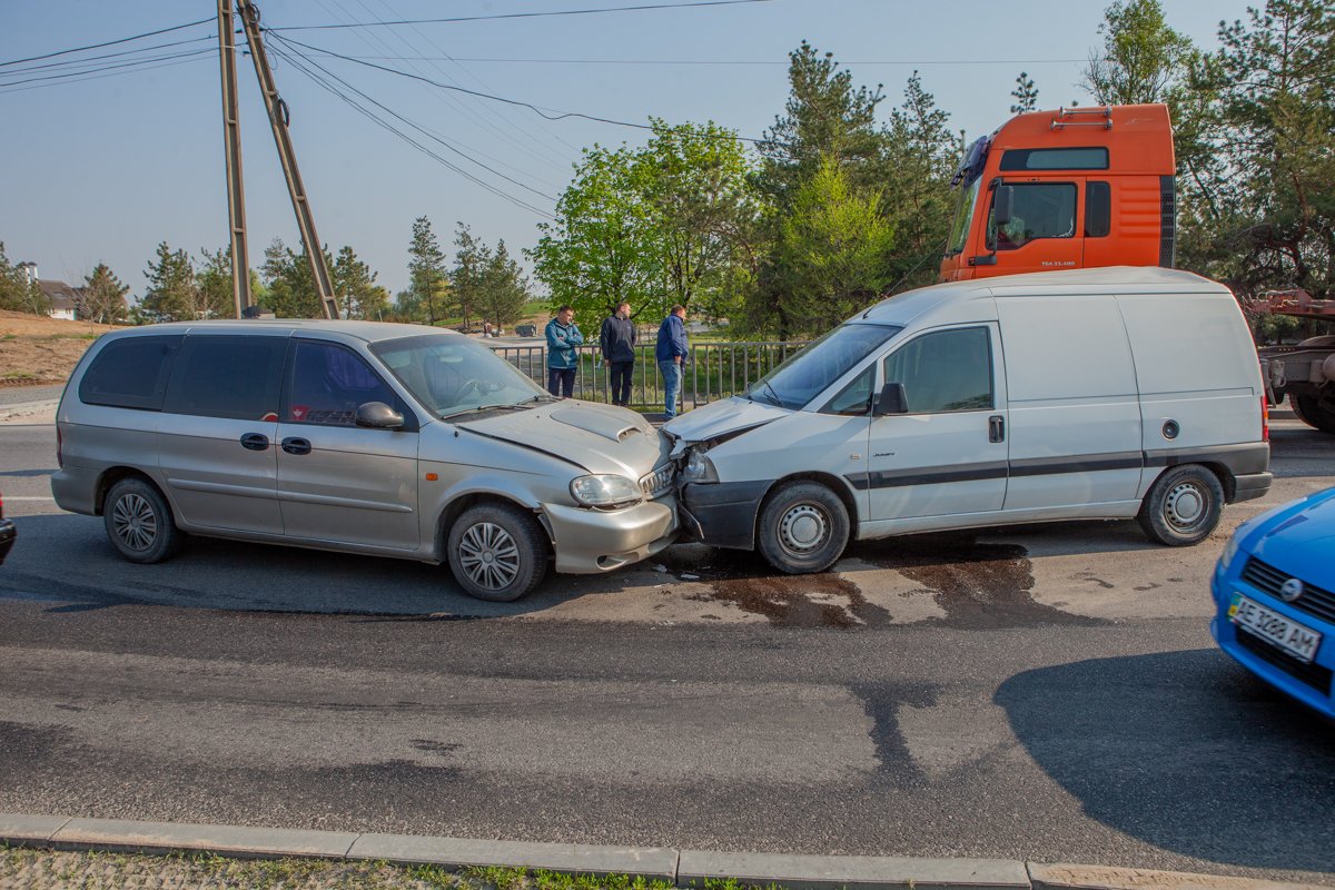 На встречку Citroen ударил Kia На встречку Citroen ударил Kia