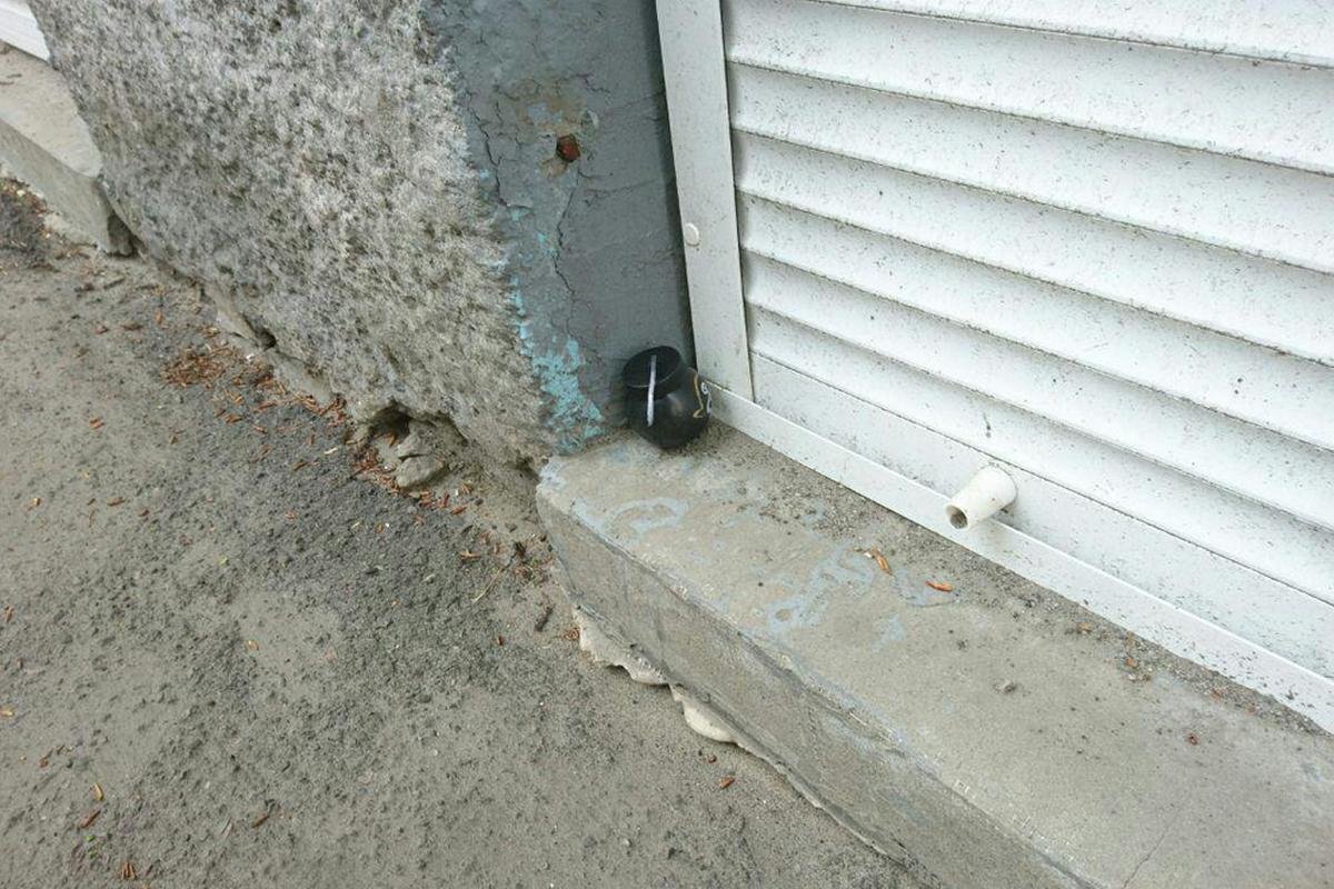 Странный предмет лежал под окнами школы Странный предмет лежал под окнами школы