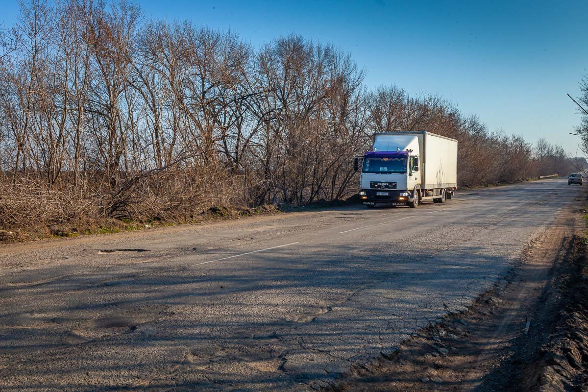 Власти знают, что дорога в ужасном состоянии 