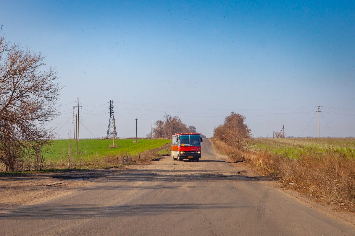 На обочинах достаточно много мусора