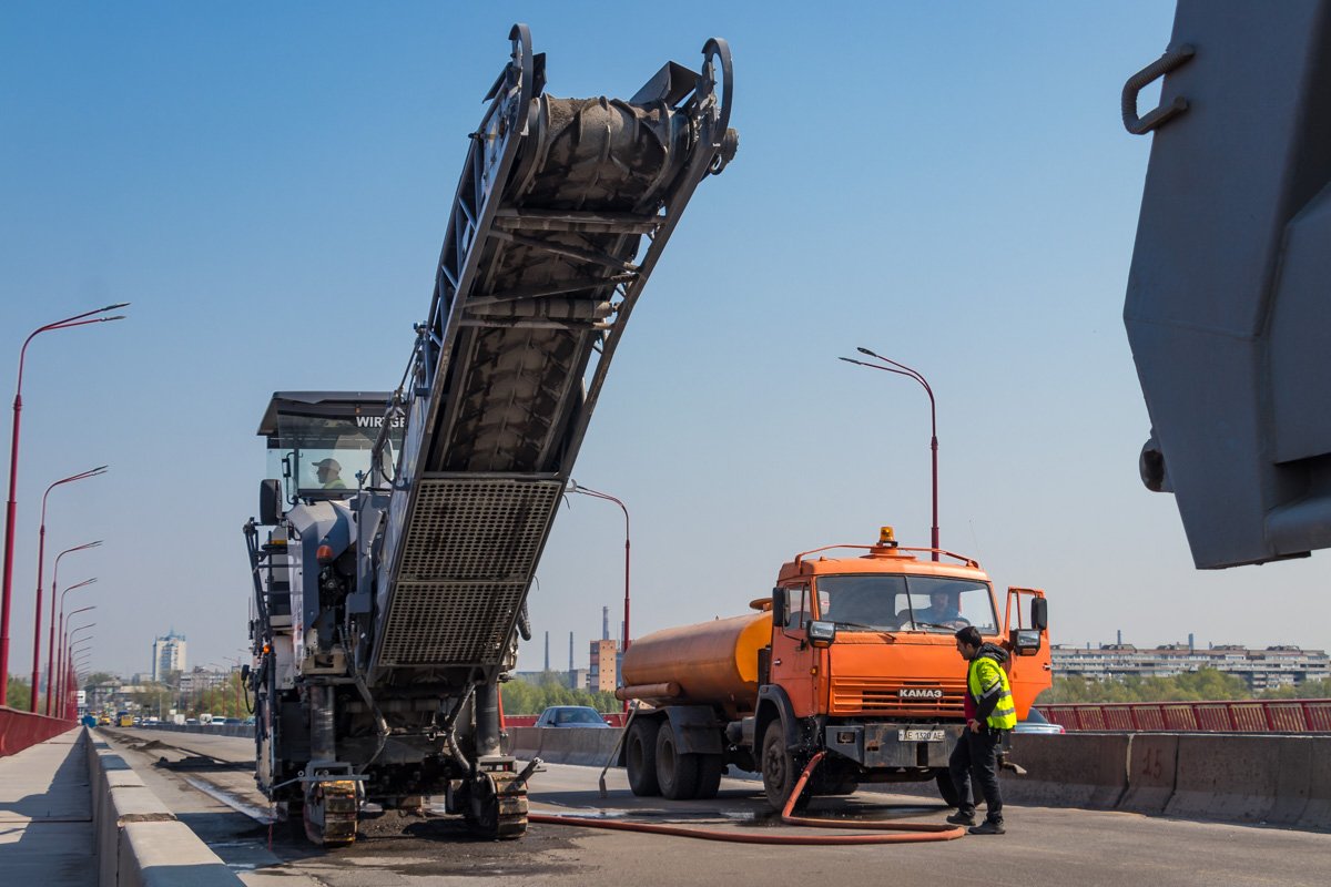 С самого утра рабочие срезают старый "новый" асфальт С самого утра рабочие срезают старый "новый" асфальт