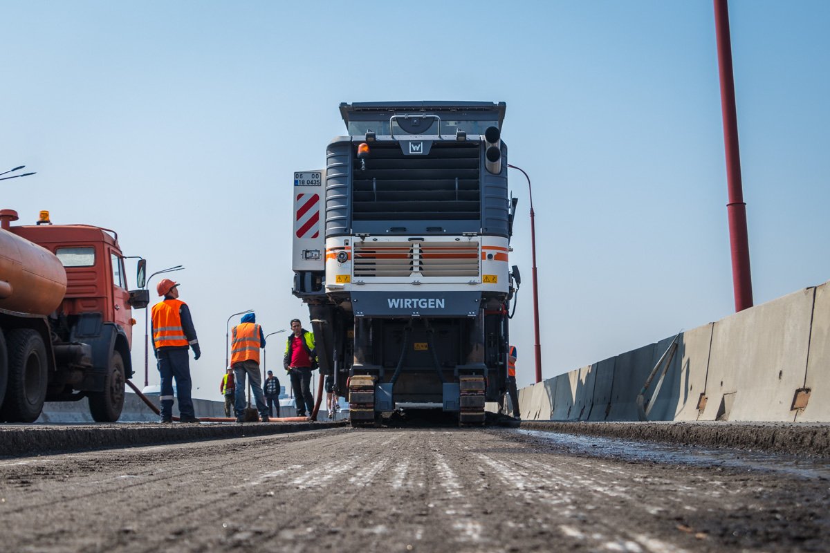 ... заливать новый асфальт и обустраивать деформационные швы ... заливать новый асфальт и обустраивать деформационные швы