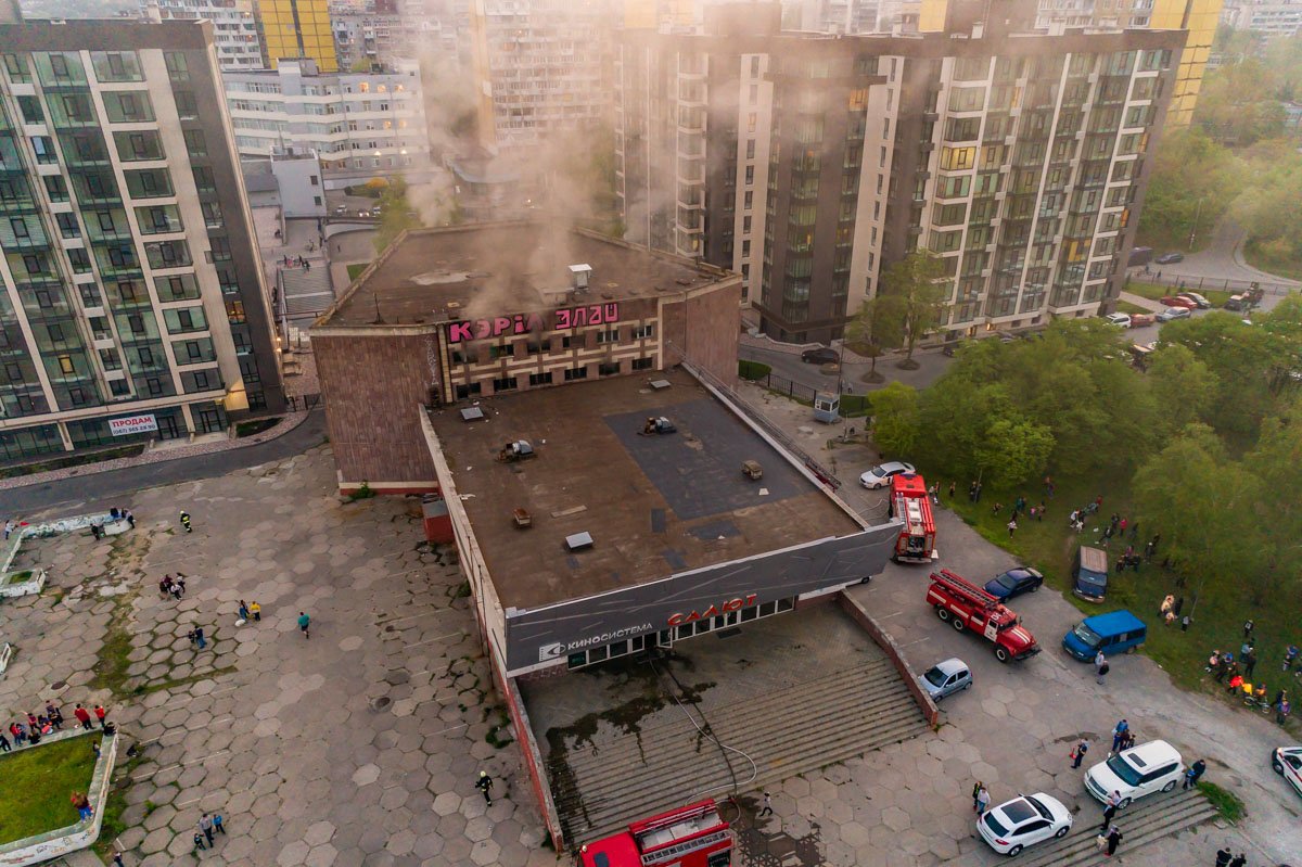 Дым буквально валил из окон кинотеатра Дым буквально валил из окон кинотеатра