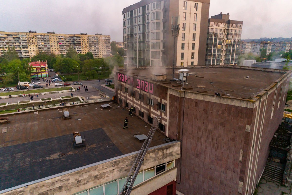 Спасатели поднялись по лестнице к окнам и "топили" огонь сверху Спасатели поднялись по лестнице к окнам и "топили" огонь сверху