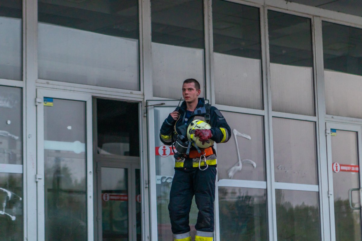 На борьбу с огнем у спасателей ушло около часа На борьбу с огнем у спасателей ушло около часа