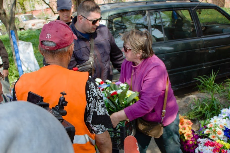 В Днепре начались рейды по стихийным рынкам, где продают искусственные цветы В Днепре начались рейды по стихийным рынкам, где продают искусственные цветы